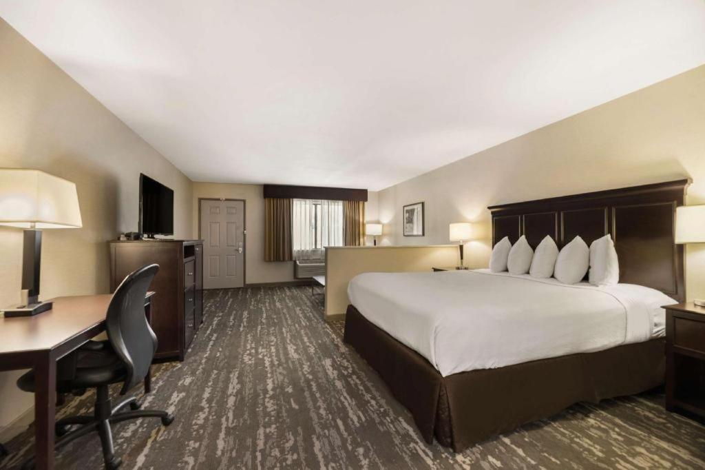 เบสต์เวสเทิร์น ฟรอนเทียร์ โมเทล Hotel โลนไพน์ ภายนอก รูปภาพ
