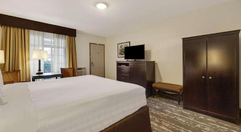 เบสต์เวสเทิร์น ฟรอนเทียร์ โมเทล Hotel โลนไพน์ ภายนอก รูปภาพ